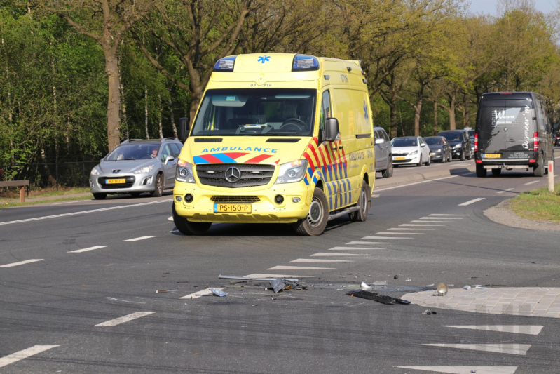 Motorrijder gewond na aanrijding met auto