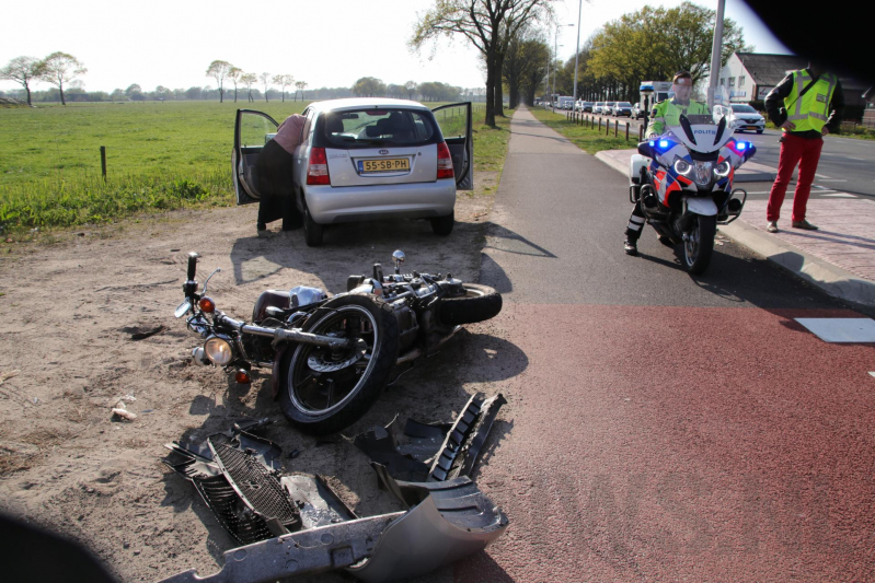 Motorrijder gewond na aanrijding met auto