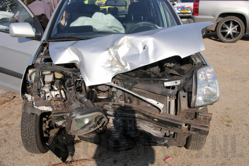 Motorrijder gewond na aanrijding met auto