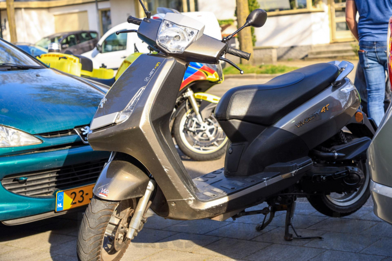 Scooterrijder gewond na aanrijding