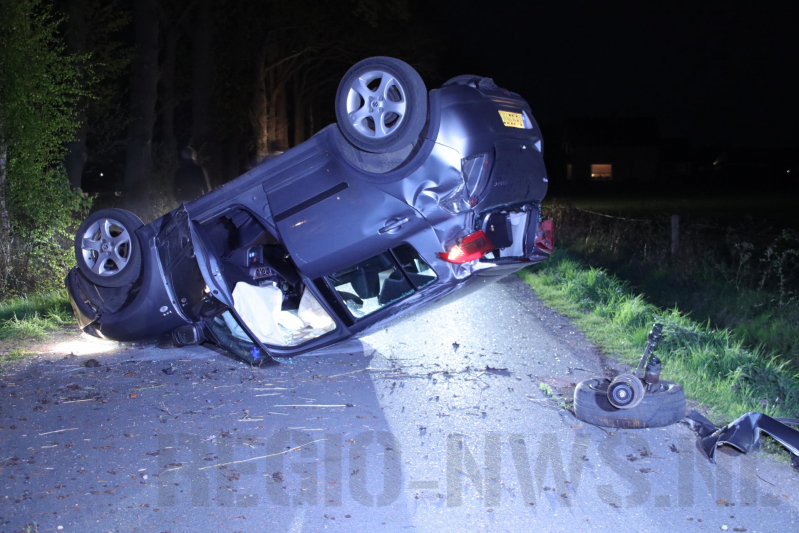 Auto beland op zijn dak na botsing met boom