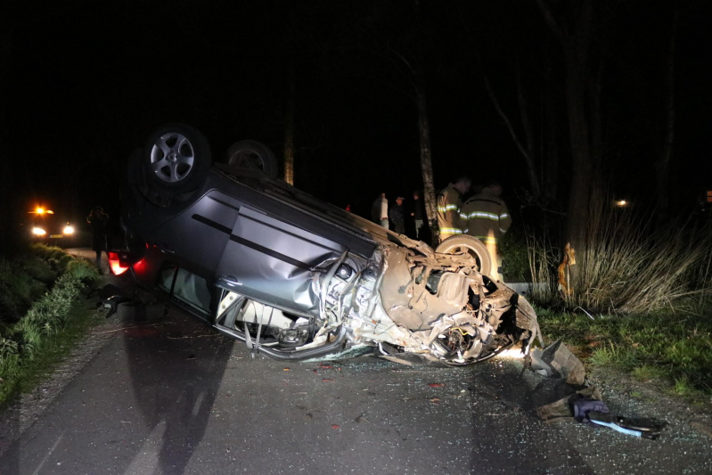 Auto beland op zijn dak na botsing met boom