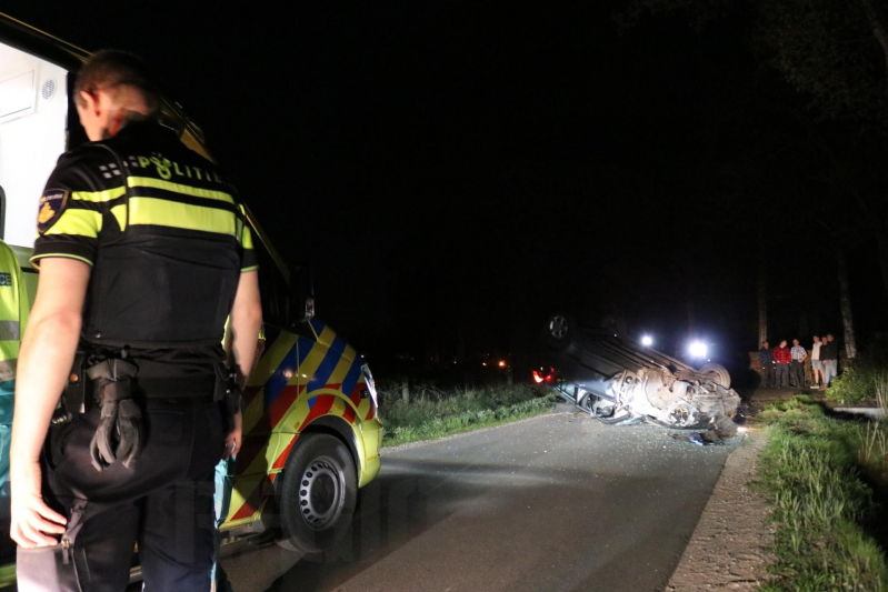 Auto beland op zijn dak na botsing met boom