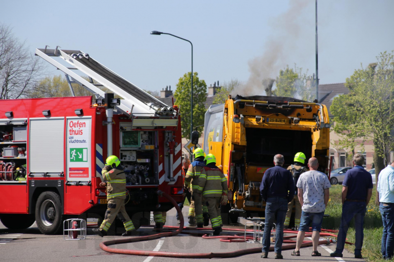 Inhoud vuilniswagen in brand