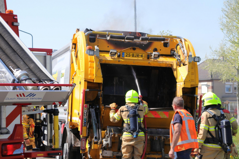 Inhoud vuilniswagen in brand