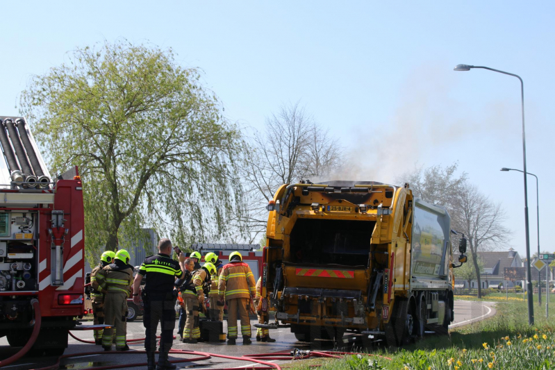 Inhoud vuilniswagen in brand
