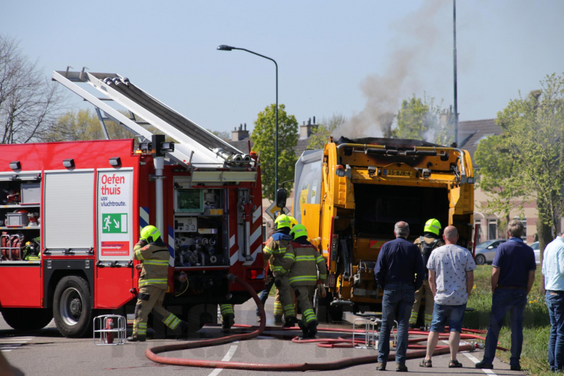 Inhoud vuilniswagen in brand