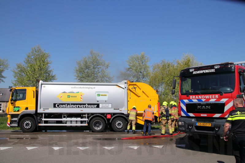 Inhoud vuilniswagen in brand