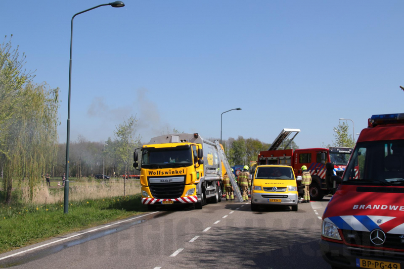 Inhoud vuilniswagen in brand