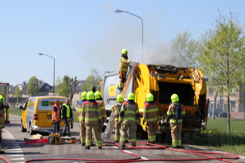 Inhoud vuilniswagen in brand