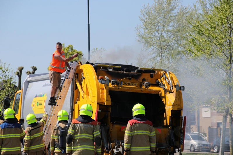 Inhoud vuilniswagen in brand