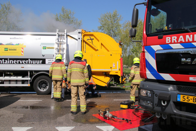 Inhoud vuilniswagen in brand