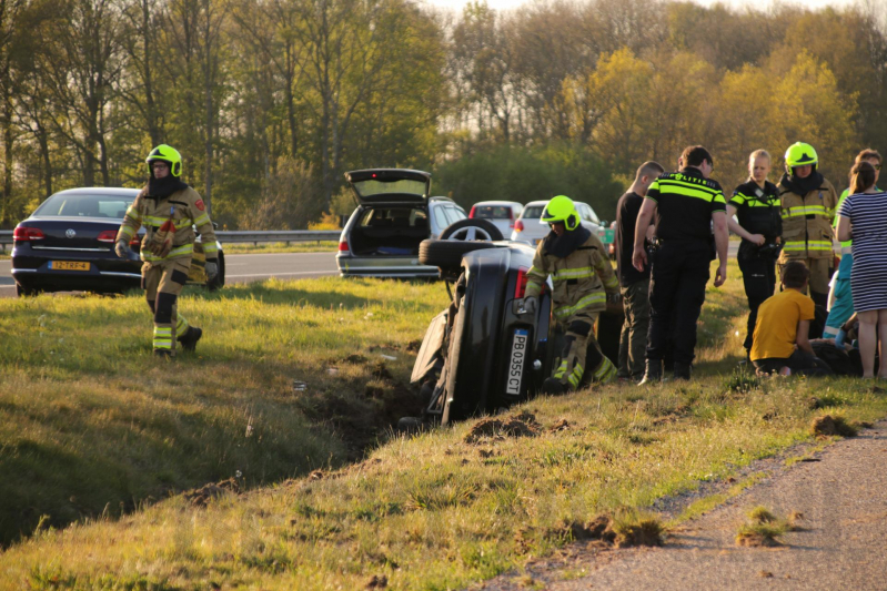 Auto raakt van snelweg belandt in sloot