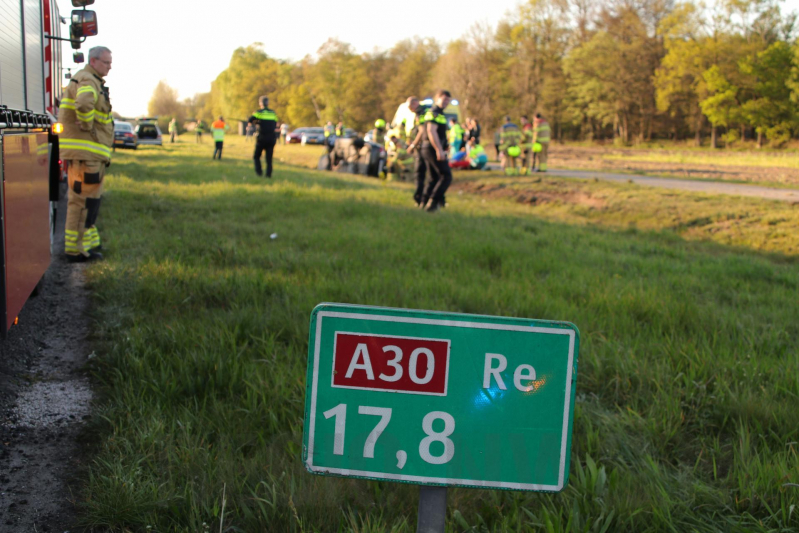 Auto raakt van snelweg belandt in sloot