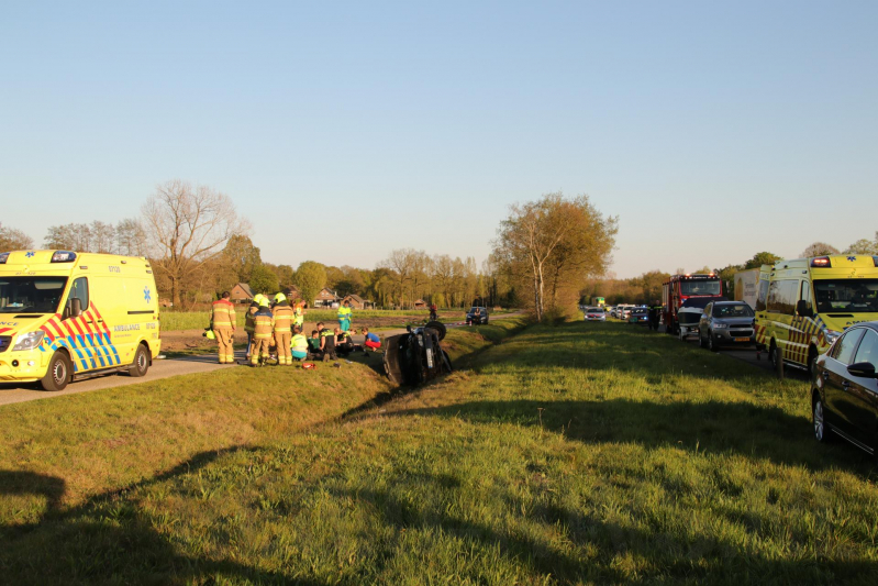 Auto raakt van snelweg belandt in sloot