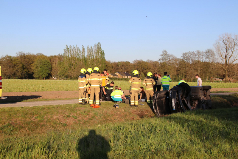 Auto raakt van snelweg belandt in sloot