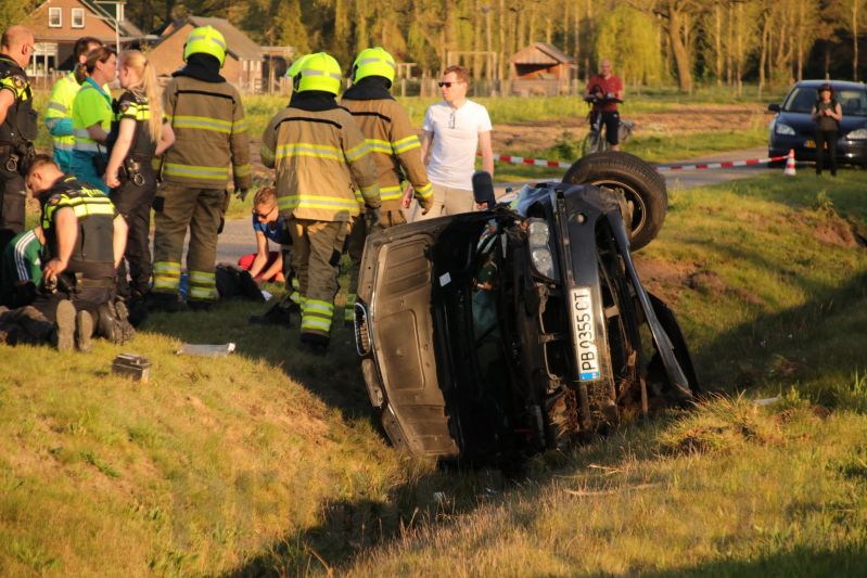 Auto raakt van snelweg belandt in sloot