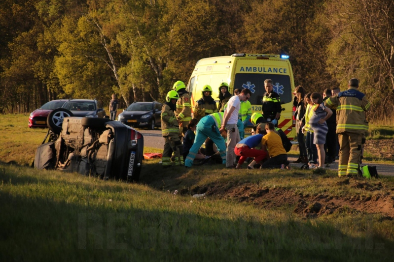Auto raakt van snelweg belandt in sloot