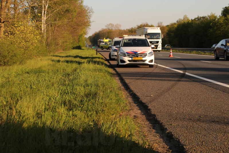 Auto raakt van snelweg belandt in sloot