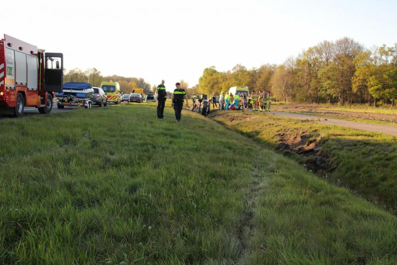 Auto raakt van snelweg belandt in sloot