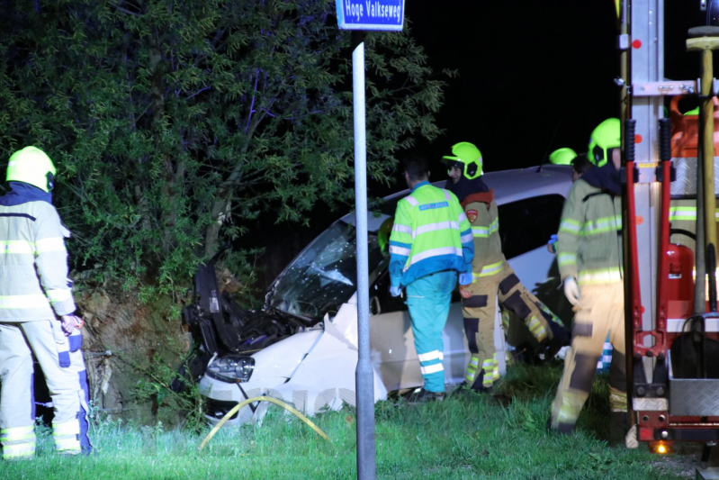 Bestuurder bekneld bij eenzijdig ongeval