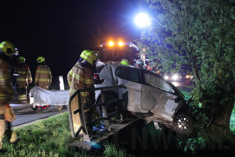 Bestuurder bekneld bij eenzijdig ongeval