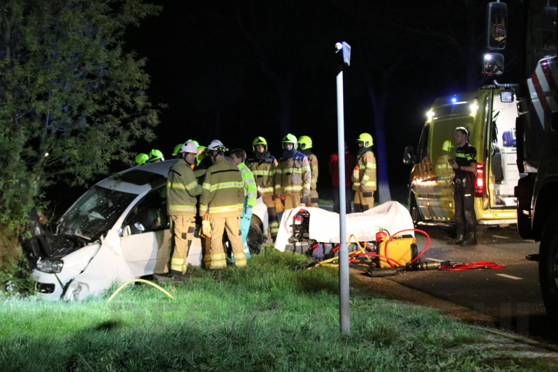 Bestuurder bekneld bij eenzijdig ongeval