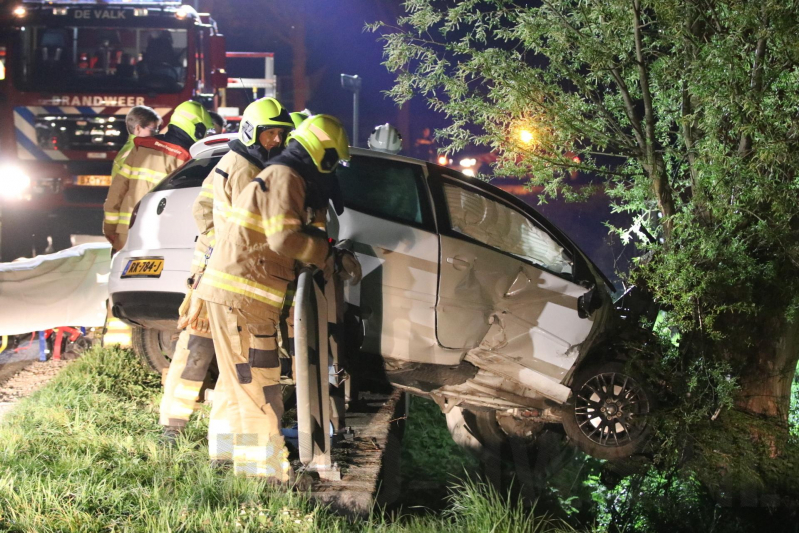 Bestuurder bekneld bij eenzijdig ongeval