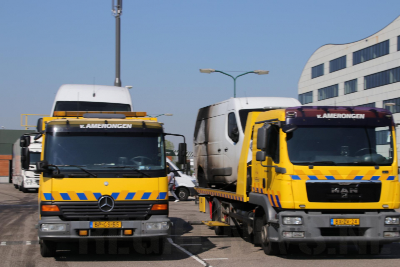 Drie pakketbussen in brand gestoken