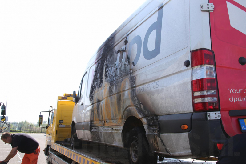 Drie pakketbussen in brand gestoken