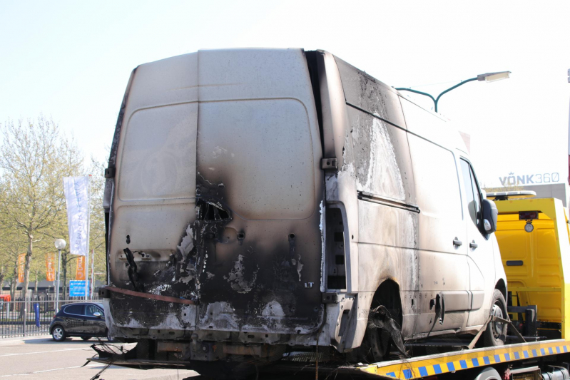 Drie pakketbussen in brand gestoken