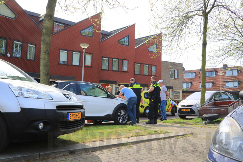Scooterrijdster knalt tegen portier taxibus
