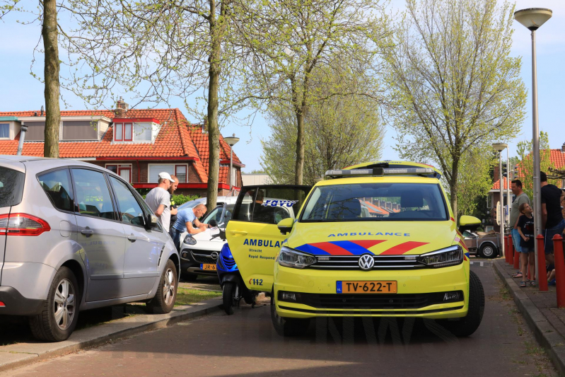 Scooterrijdster knalt tegen portier taxibus