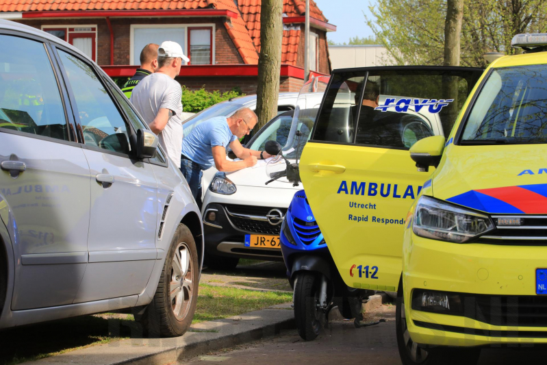 Scooterrijdster knalt tegen portier taxibus