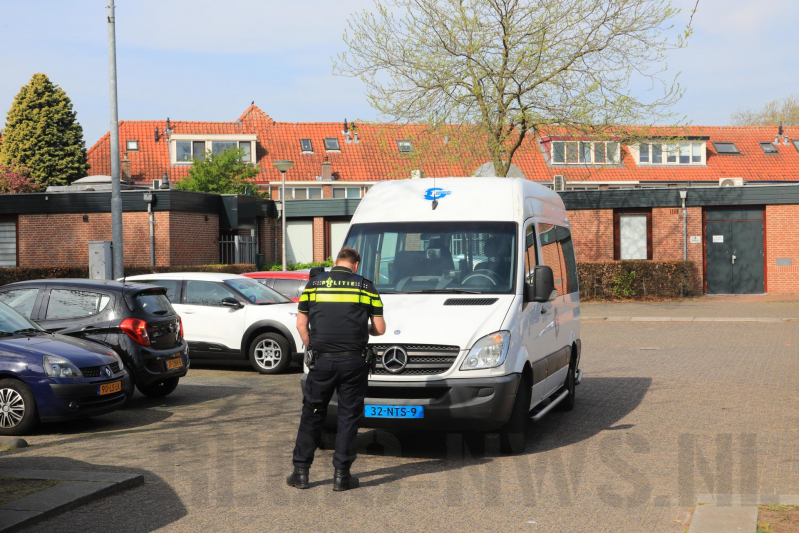 Scooterrijdster knalt tegen portier taxibus