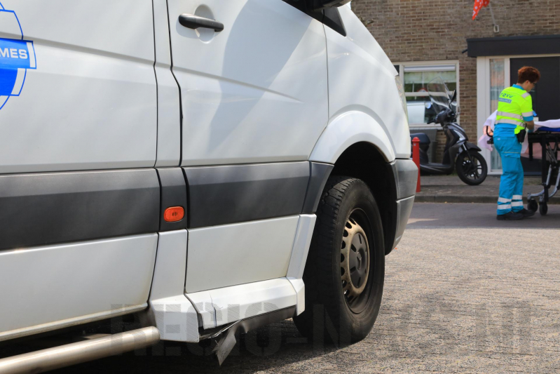 Scooterrijdster knalt tegen portier taxibus