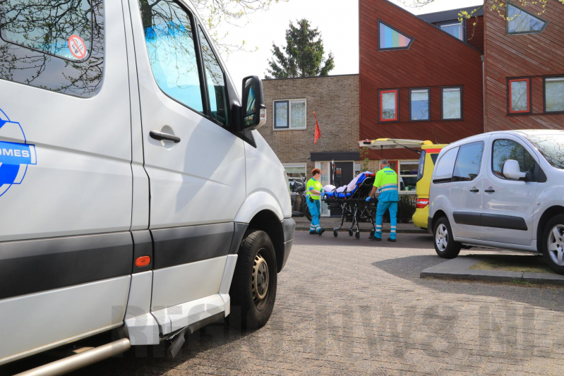 Scooterrijdster knalt tegen portier taxibus