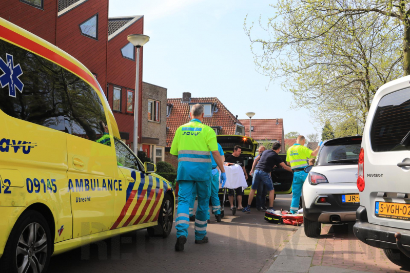 Scooterrijdster knalt tegen portier taxibus