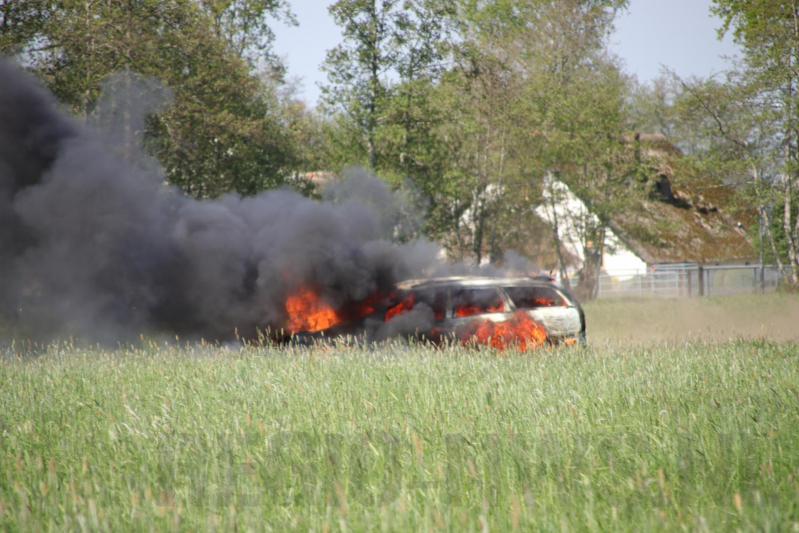 Auto in weiland volledig verwoest door brand