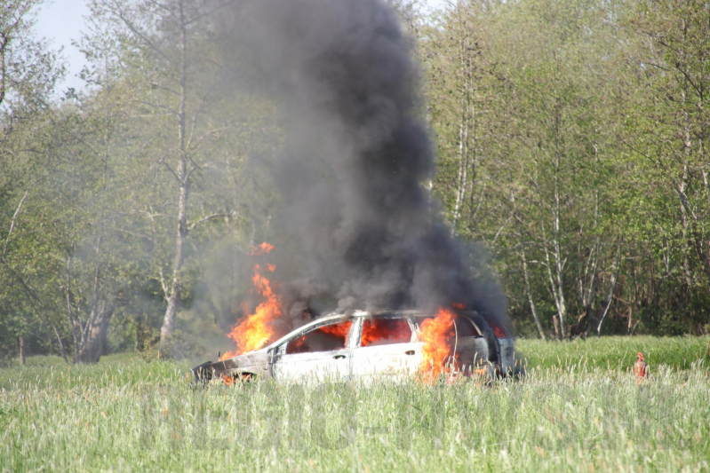 Auto in weiland volledig verwoest door brand