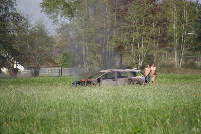 Auto in weiland volledig verwoest door brand