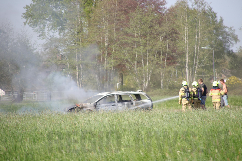 Auto in weiland volledig verwoest door brand
