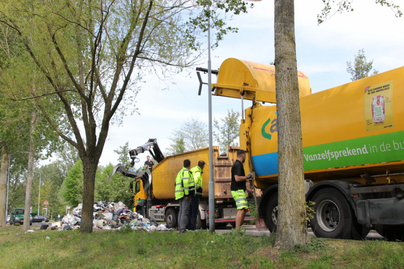 Inhoud van vuilniswagen met restafval vat vlam