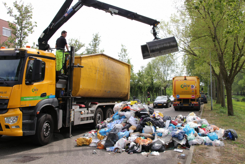 Inhoud van vuilniswagen met restafval vat vlam