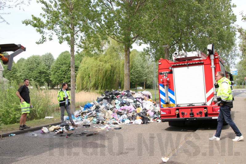 Inhoud van vuilniswagen met restafval vat vlam