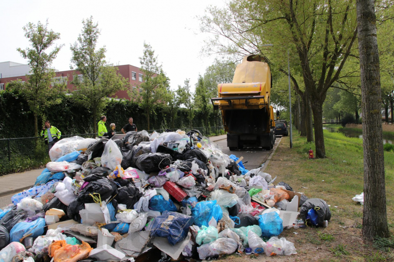 Inhoud van vuilniswagen met restafval vat vlam