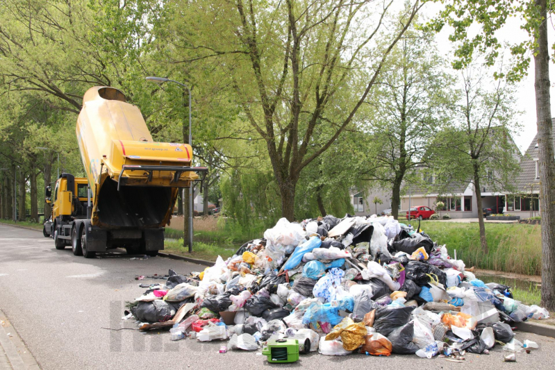 Inhoud van vuilniswagen met restafval vat vlam