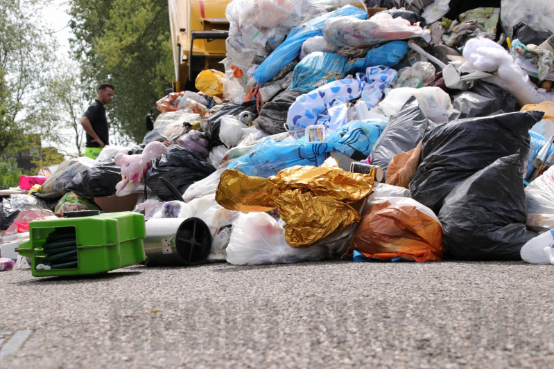 Inhoud van vuilniswagen met restafval vat vlam