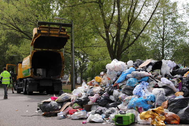 Inhoud van vuilniswagen met restafval vat vlam