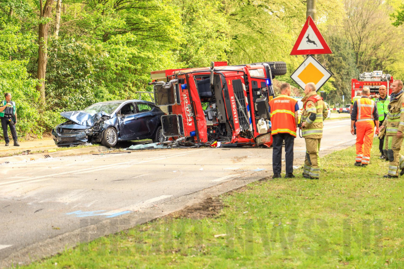 Brandweerwagen crasht tijdens spoedrit